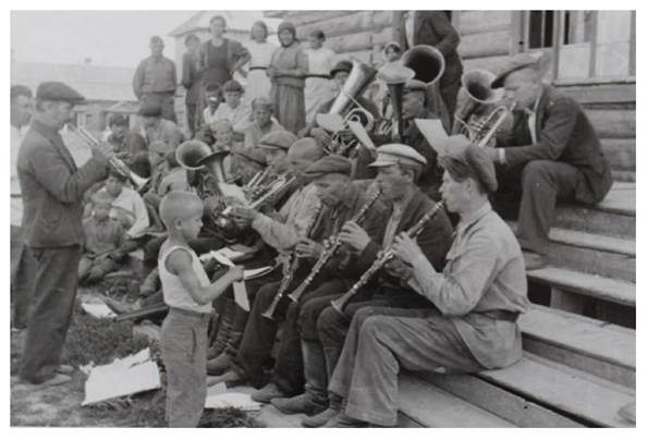 Music band of the militiamen of the autonomous territory of Lokot 1942..............................