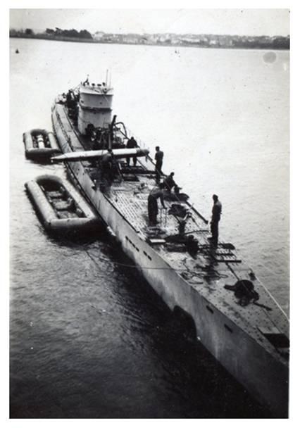 Loading combat torpedoes from inflatable boats in a U boat Type IX A / B (apparently) .................................