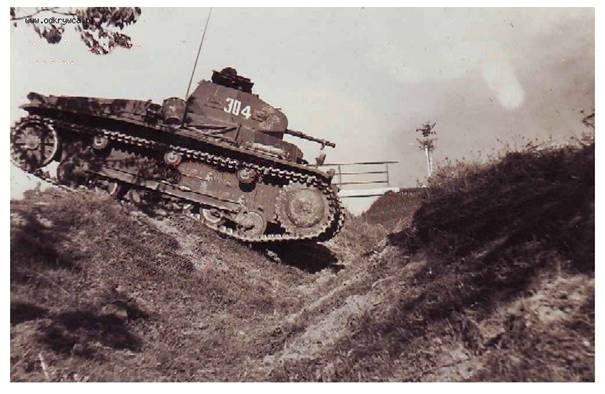 One of the first versions of this tank, a Pz Kw II Ausf. a, No. 304 in cross-country march (it seems the white cross was deleted) .............................