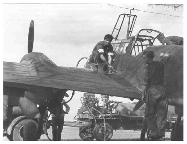 Refueling a Bf-110 C-4 of the 5. / ZG 26 on the coast of the Canal....................