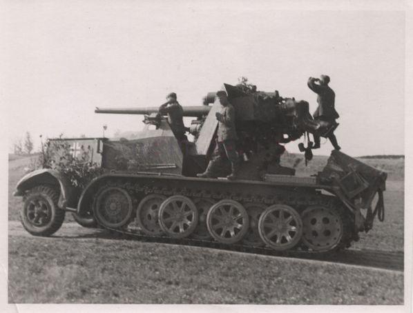 A &quot;Bunkerflak&quot; of 88 in action with the 19. Pz during Barbarossa in 1941 ................................