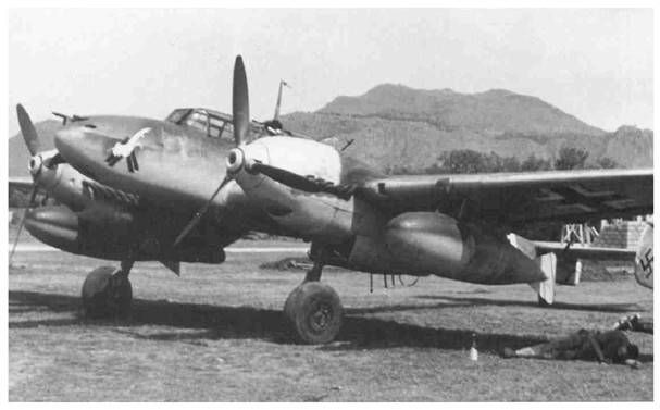 A Messerschmitt Bf-110 D-3 of the 9. / ZG 26 with two additional fuel tanks under the wings - Balkans 1941 ......................................
