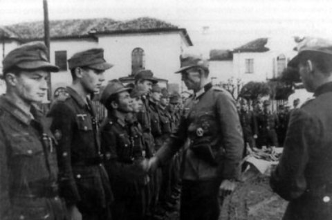 Obersleutnant Richard Ernst, commander of the 100. Gebirgsjäger<br />Regiment congradulates his troops.