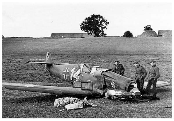 The damaged Bf-109 D-1 &quot;Red 14&quot; from the Ogefr. Walter Nuhn of the 2. / JG 21 after his forced landing in Sensberg .............................
