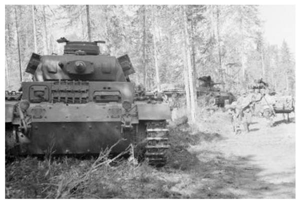 Advance of the Fossi Detachment; in the foreground a Pz Kw III of the 3. / Pz Abt.40.............................
