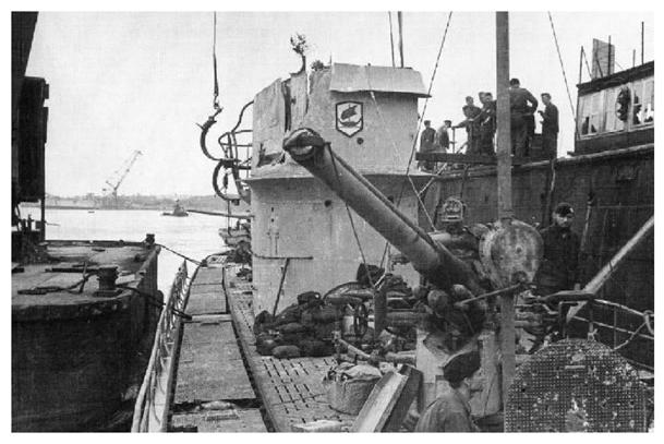 Damage to the U-161's conning tower (see emblem) after a collision with an unknown merchant............