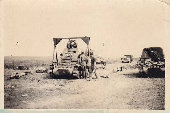 Workshop's crew working on a Panzerjäger I (Sfl) around 15 km from Stalingrad......