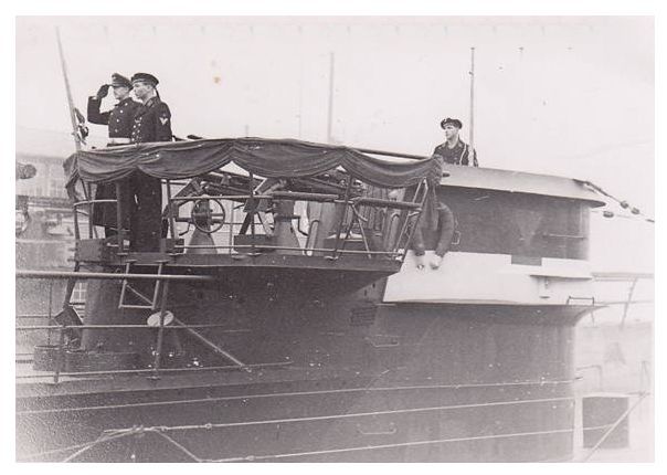 Indienststellung of U 1165 (Type VII C / 41) at the Danziger Werft AG shipyard, Danzig, on November 17, 1943; on the conning tower the UAK emblem (an inverted triangle on a red strip)..........................
