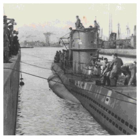 U-boat Type VII in mooring maneuvering.............................