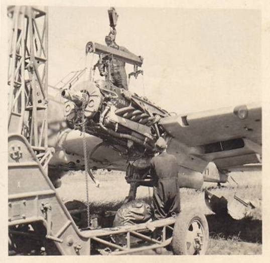 Change of engine in a Bf-110 G-2 of the 1./ZG1 in Ledna - summer 1943; this type of aircraft was equipped with DB-605 B engines with the VDM-0-12078 A / B three-bladed propellers with a diameter of 3,426 meters.................