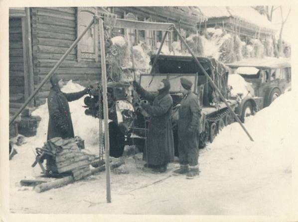 Engine change in a Sd Kfz 10 leichter Zugkraftwagen 1 t, the Russian winter made things a bit more complicated...............