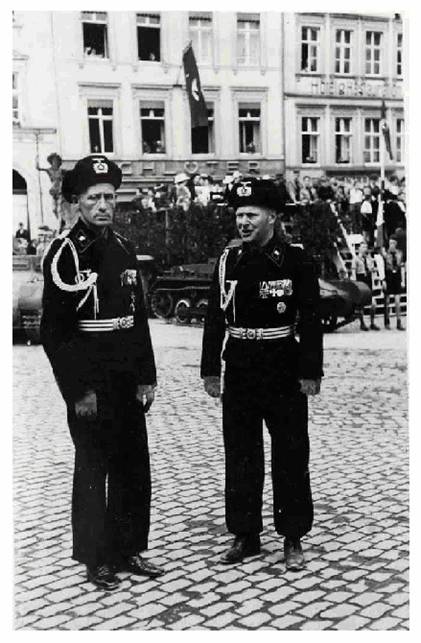 From left to right: Major Richard Koll (Kommandeur II Abteilung / Panzer-Regiment 11) and Major Friedrich Stephan (Kommandeur I. Abteilung / Panzer-Regiment 11).............................