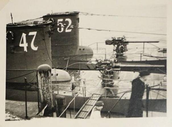 U 47 moored in row next to the U 52, both have the 8.8 cm S.K. C 35 U in Ubts.-L. C35U....................