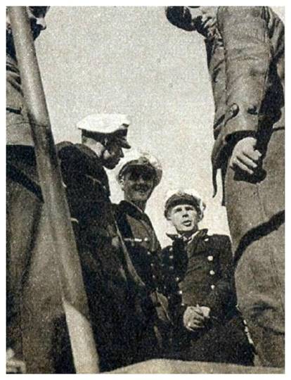 From left: Leutnant zur See Klaus Korth, Kapitänleutnant (Ing) Bahn, Kapitänleutnant Rolf Dau.....