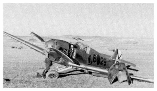 Consequence of the crosswind landing in Avila, the Bf-109 B 6o29 (2. Staffel) with damaged landing gear....................
