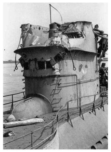 Damage to the conning tower of U 25 (see emblem) after colliding with a tanker during a submerged attack....................................