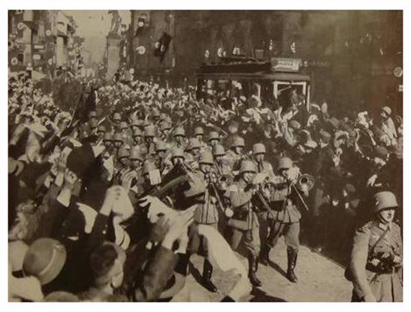 The crowd jubilantly celebrates the march of the German troops.............................................