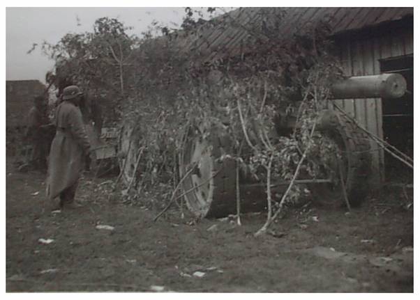 View of a well camouflaged sFH 18 in a waiting area before marching to the firing position - Jablonka 1939....................................