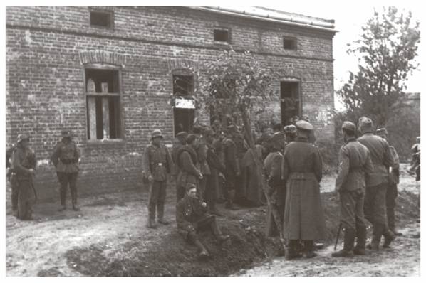 Prisoners of the 21st DPG on the market square in Oleszyce, September 16, 1939........