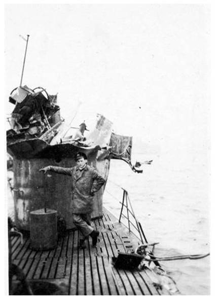 Damage on the conning tower of the U 290 after colliding with another U-boat (U 958)............