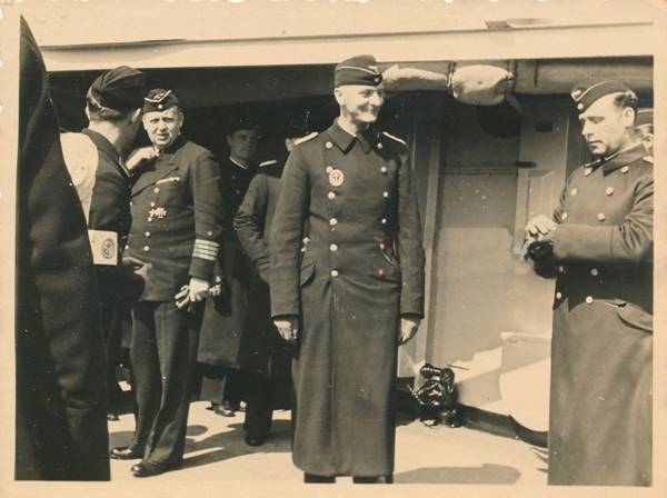 On the photo commander of the Prinz Eugen, Kapitän z.S. Helmuth Brinkmann, together with (according to the source) Oblt.z.S. Stulpnagel (middle) and Kplt. Reckhof (Role Officer - RO) in May 1941, awaiting the visit of Admiral Günther Lütjens..................