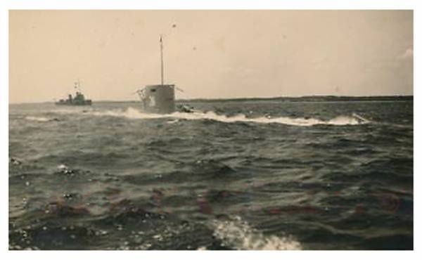 A U-boat Type I A, U 26 diving (it seems).....................................................
