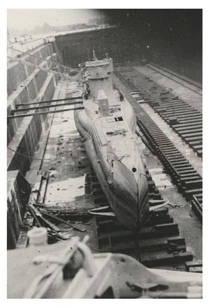 A U-boat Type VII in dry dock, according to the source in La Rochelle (La Pallice). Is that so?.............................
