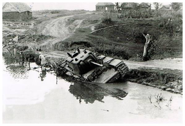 A Soviet heavy tank KV-1 out of action has ended its way in a lagoon - Environs of Kolosowo August 1942...............
