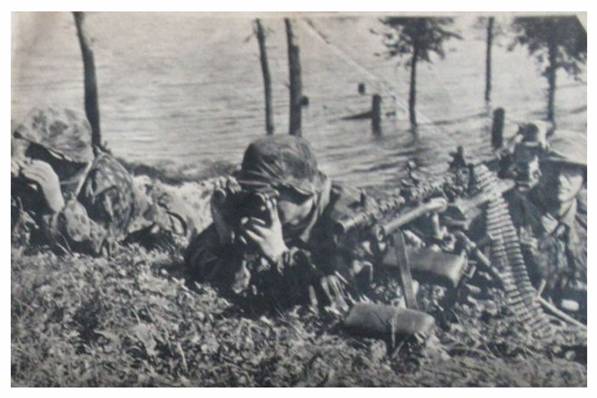 A MG-34's crew looking for new targets.............................................