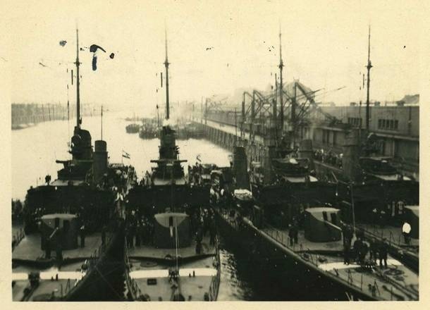 Type 23 torpedo boats moored in a row in the port of Bremen.........................