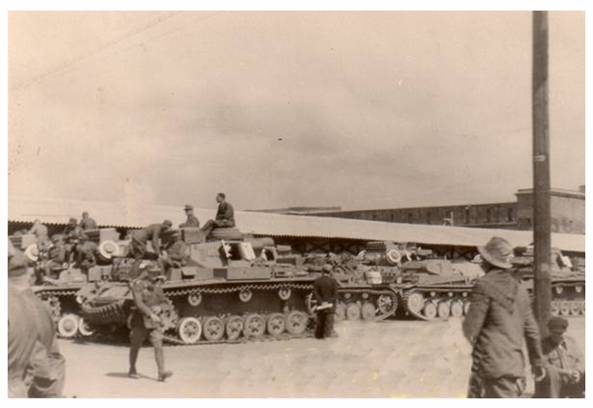 Arrival of PR 8 at Tripoli; in the picture Pz Kw III Ausf. H and Pz Kw II Ausf. C and Pz Kw IV Ausf. ? with 7,5 KwK kurz.................
