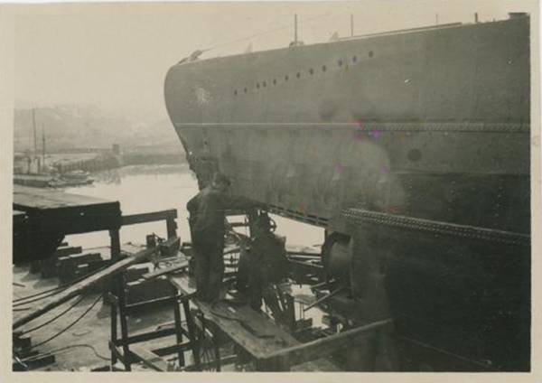 Personnel carrying out repairs/maintenance in the bow section of U 591 (according to the source); apparently something related to the locks of the torpedo tubes, which were removed..................