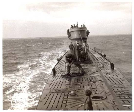 Work on deck during the approach of the U-37 (Type IX A), in this case the rotary hydrophone in the form of a “T” Kristalldrehbasisgerät (KDB) is observed and the upper part of the winch was removed; Was this part of the &quot;Boot ausräumen&quot; or was it removed altogether at some point?.......