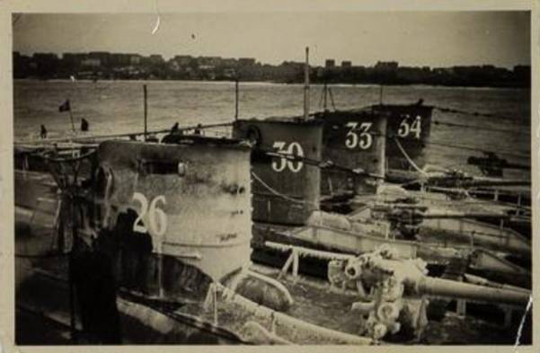 Several U-boats from the flotilla moored in row; in the foreground U 26 (Type I A) and then U 30, U 33 and U 34 (all Type VII A)...................