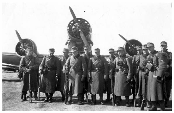 Troops of the 7. Company of the II./ GJR 137 shortly before flying to Norway from Copenhagen......<br />https://commons.wikimedia.org/wiki/File:Parts_of_bataljon_Sorko_ready_to_depart_from_Copenhagen_to_Trondheim.jpg