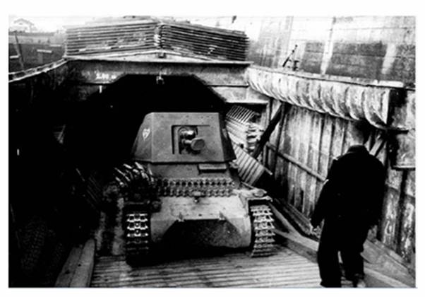 A 4,7 cm Pak (t) (Sfl) auf Panzerkampfwagen I of Pz Jäg Abt 521 during loading exercises ....................