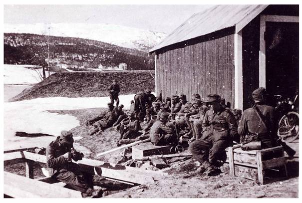 Mountain hunters of the 7. Company II./ GJR 137 in Finneidfjord.....................<br />https://commons.wikimedia.org/wiki/File:Gebirgsj%C3%A4ger_from_2nd_Battalion_of_137_bergjerer_regiment_at_Finneidfjord.jpg