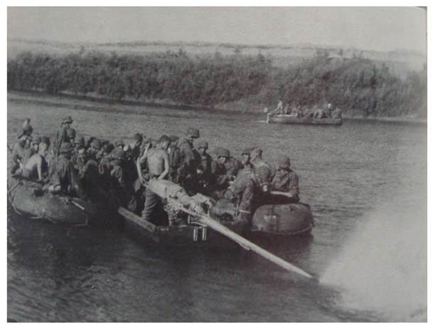 SS-Der Führer troops crossing the Dnieper with the support of the sappers.....................................