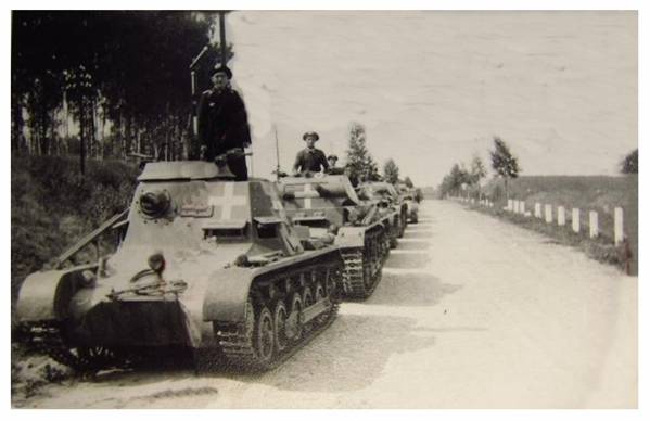 Armored column of PR 7 in East Prussia before the 1939 campaign; In the foreground a Panzerbefehlswagen I (Sd Kfz 265) and behind a Pz Kw II Ausf. a/b with the typical white cross.................