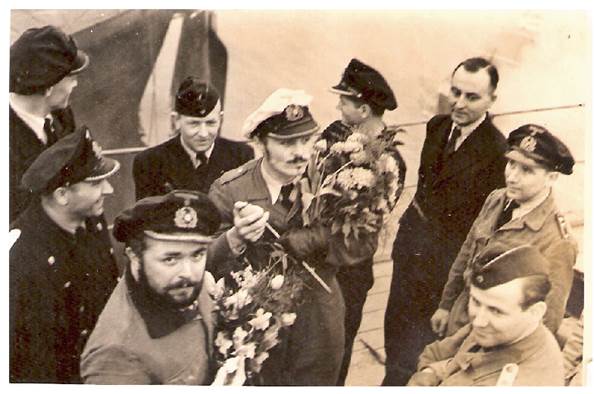 Brauel after the formalities with a bouquet of flowers......................