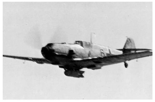 A Bf-109 E Jabo with a SC 250 bomb (Sprengbombe Cylindrisch 250)........................
