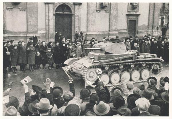 Enthusiastic welcome to the troops, in the image a Pz Kw II..........................