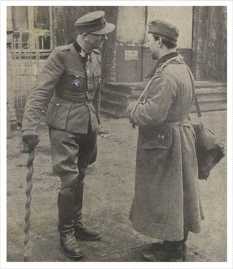 Otto Gille talking with a Heeres grenadier..........