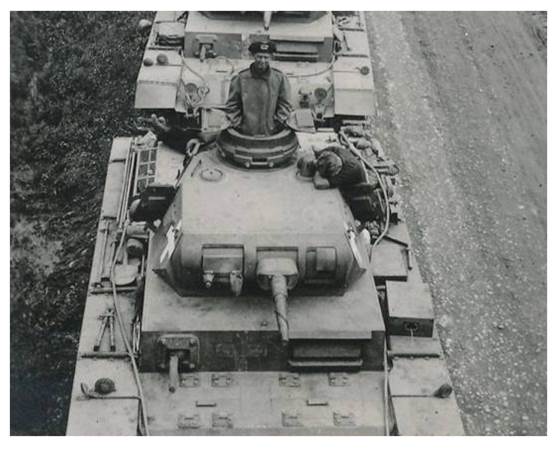A column of Pz Kw III Ausf E waiting for the order to advance, on the tank in the foreground you can see that it maintains the white cross on the sides of the turret, but it was erased from the front of the hull................