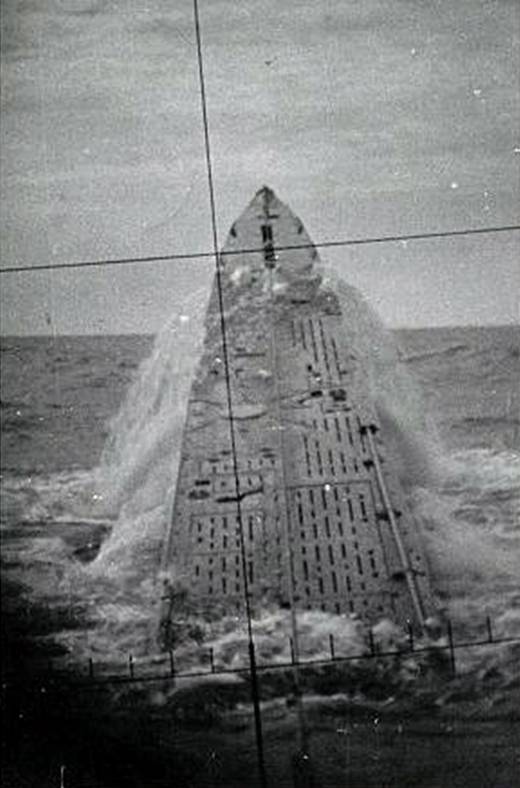 View of the U-427's deck (Type VII C), going up while surfacing, taken from the periscope.