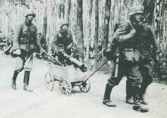 Troops of the 50 ID towing a little carriage with a MG 08 near Bromberg/ Bydgoszcz - Sep 1939.