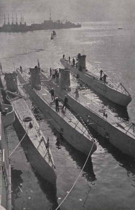 U-Flotille Weddigen; the second from the right was the U-9.