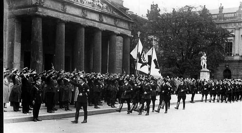 TeNo Men - MARCHING w TeNo Flags - 1934
