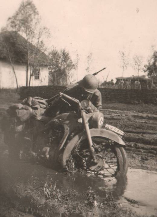 Kradmelder against the mud……………Russia 1941.