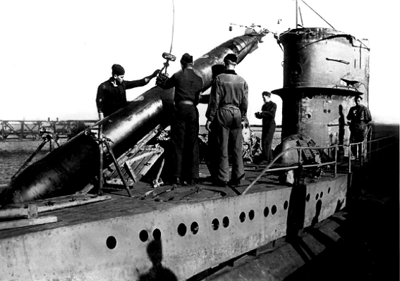Loading torpedos - U-331.